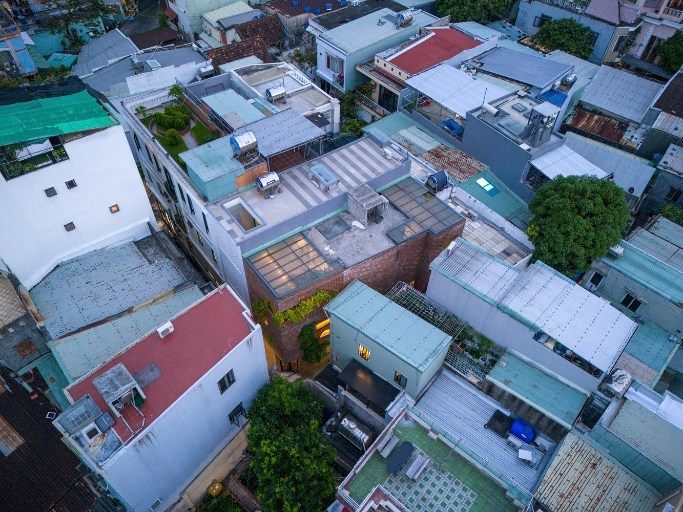 Ngôi nhà này tọa lạc trên một khu đất rộng 64m2, nằm giữa hai con hẻm nhỏ góc cạnh, tại khu vực cực kỳ đông đúc. Ngôi nhà này tọa lạc trên một khu đất rộng 64m2, nằm giữa hai con hẻm nhỏ góc cạnh, tại khu vực cực kỳ đông đúc.