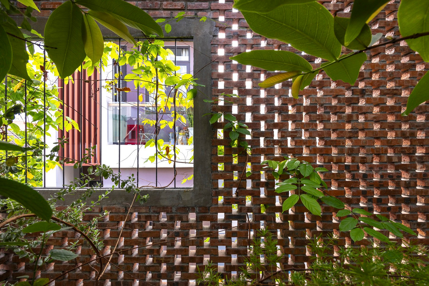 Theo thời gian, những khoảng trống này sẽ cung cấp một môi trường lý tưởng cho cây leo, bổ sung thêm yếu tố tự nhiên, phát triển cho mặt tiền. Theo thời gian, những khoảng trống này sẽ cung cấp một môi trường lý tưởng cho cây leo, bổ sung thêm yếu tố tự nhiên, phát triển cho mặt tiền.