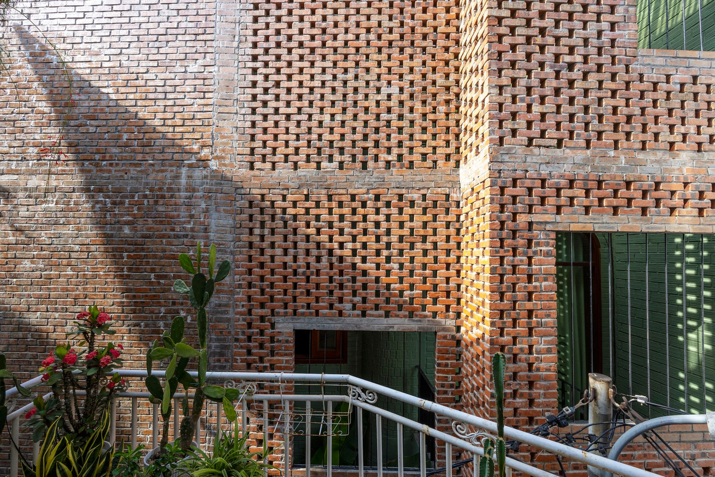 Kiến trúc sư sử dụng gạch nung có khoảng trống cho ngôi nhà, điều này giống như tạo ra các cửa chớp để thông gió. Phương pháp xây dựng này cho phép những làn gió mát từ ngõ tràn vào nhà. Kiến trúc sư sử dụng gạch nung có khoảng trống cho ngôi nhà, điều này giống như tạo ra các cửa chớp để thông gió. Phương pháp xây dựng này cho phép những làn gió mát từ ngõ tràn vào nhà.