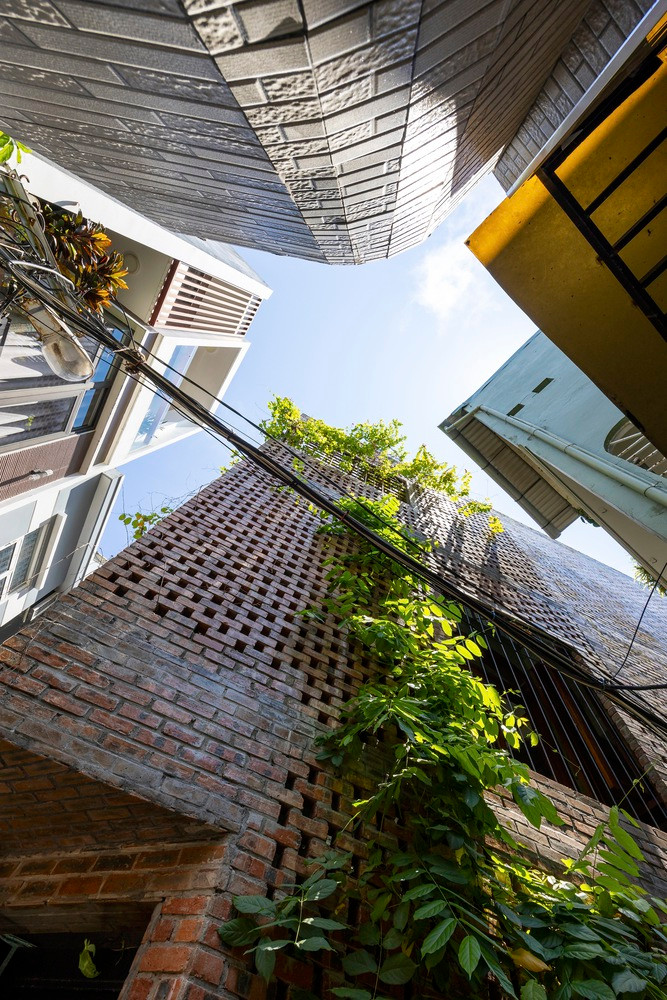 Gia chủ là gia đình ba người mong muốn một không gian sống tối giản với 3 phòng ngủ, một phòng làm việc và các không gian sinh hoạt mang đến sự mộc mạc, ấm cúng, pha chút cách điệu. Gia chủ là gia đình ba người mong muốn một không gian sống tối giản với 3 phòng ngủ, một phòng làm việc và các không gian sinh hoạt mang đến sự mộc mạc, ấm cúng, pha chút cách điệu.