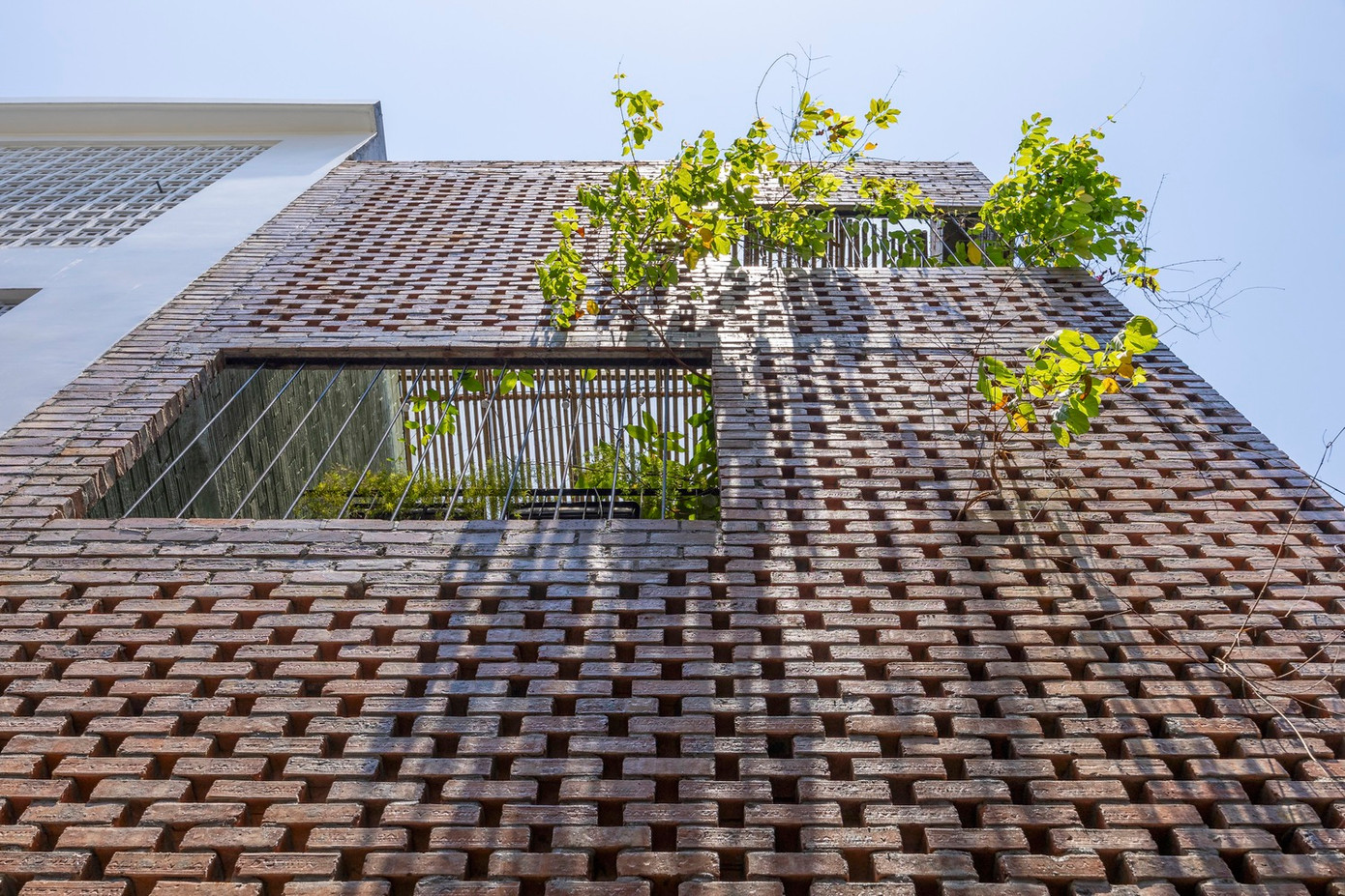 Kiến trúc sư sử dụng gạch nung có khoảng trống cho ngôi nhà, điều này giống như tạo ra các cửa chớp để thông gió. Phương pháp xây dựng này cho phép những làn gió mát từ ngõ tràn vào nhà. Kiến trúc sư sử dụng gạch nung có khoảng trống cho ngôi nhà, điều này giống như tạo ra các cửa chớp để thông gió. Phương pháp xây dựng này cho phép những làn gió mát từ ngõ tràn vào nhà.