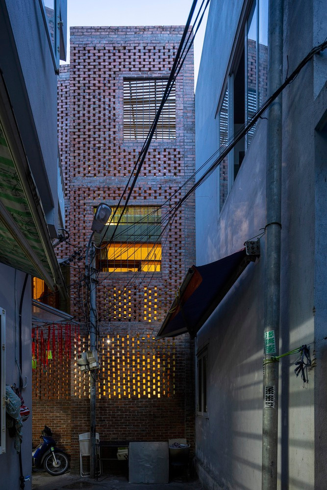 Sau khi được xây dựng, ngôi nhà hiện lên như một chiếc đèn lồng được thắp sáng tuyệt đẹp từ mọi phía. Sau khi được xây dựng, ngôi nhà hiện lên như một chiếc đèn lồng được thắp sáng tuyệt đẹp từ mọi phía.