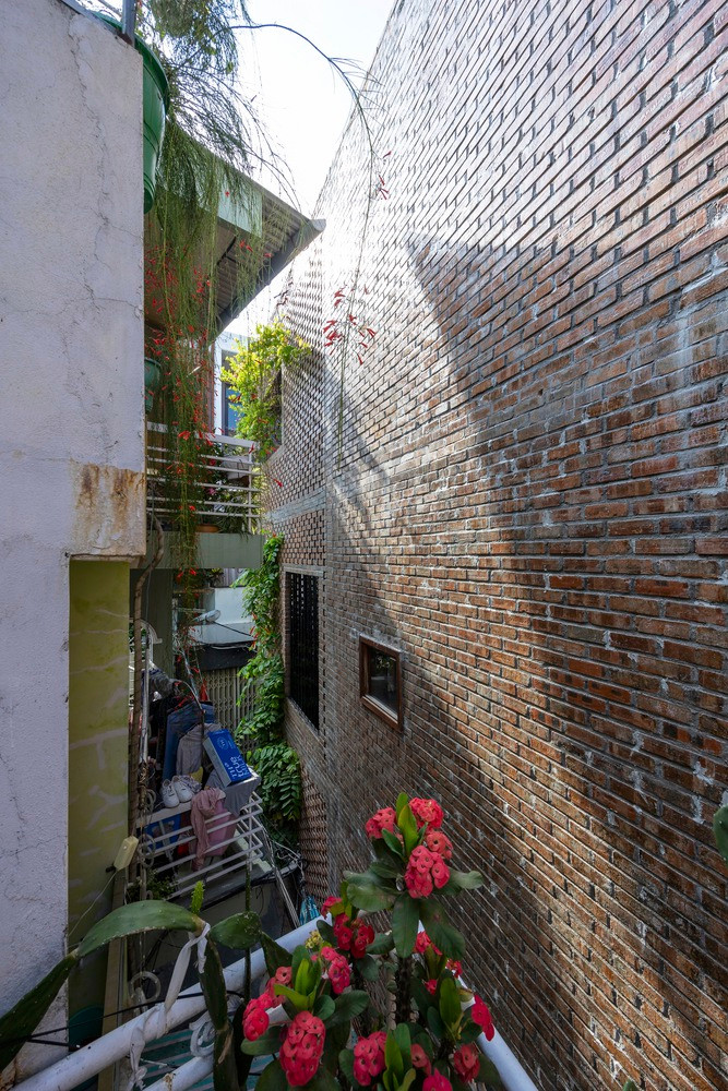 Mặc dù có vị trí khiêm tốn và diện tích hạn hẹp, nhưng nhờ cách thiết kế sáng tạo, ngôi nhà không chỉ tạo ra không gian phục vụ một một gia đình, mà còn giải quyết được các vấn đề mà không gian đô thị hay gặp phải. Mặc dù có vị trí khiêm tốn và diện tích hạn hẹp, nhưng nhờ cách thiết kế sáng tạo, ngôi nhà không chỉ tạo ra không gian phục vụ một một gia đình, mà còn giải quyết được các vấn đề mà không gian đô thị hay gặp phải.