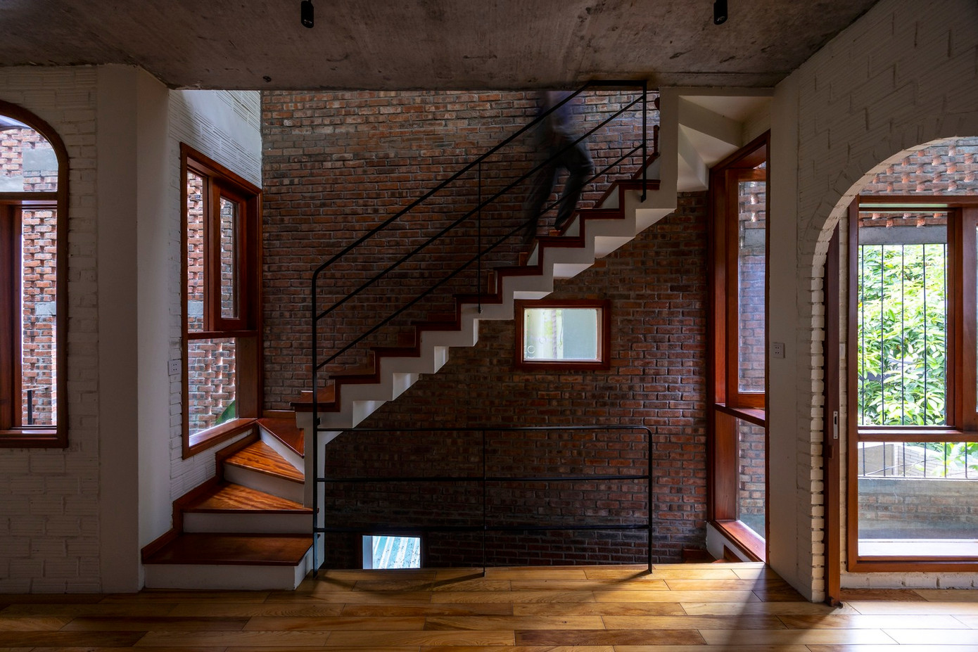 Bên trong ngôi nhà có hai cầu thang xếp chồng lên nhau song song, và đây là những tác phẩm nghệ thuật riêng. Bên trong ngôi nhà có hai cầu thang xếp chồng lên nhau song song, và đây là những tác phẩm nghệ thuật riêng.