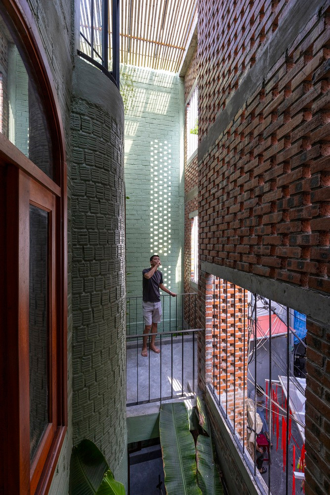 Để làm mát ngôi nhà một cách tự nhiên và tràn đầy ánh sáng, các bức tường của ngôi nhà được tạo ra bằng cách để lại những khoảng không gian so le, góc cạnh trong gạch. Để làm mát ngôi nhà một cách tự nhiên và tràn đầy ánh sáng, các bức tường của ngôi nhà được tạo ra bằng cách để lại những khoảng không gian so le, góc cạnh trong gạch.