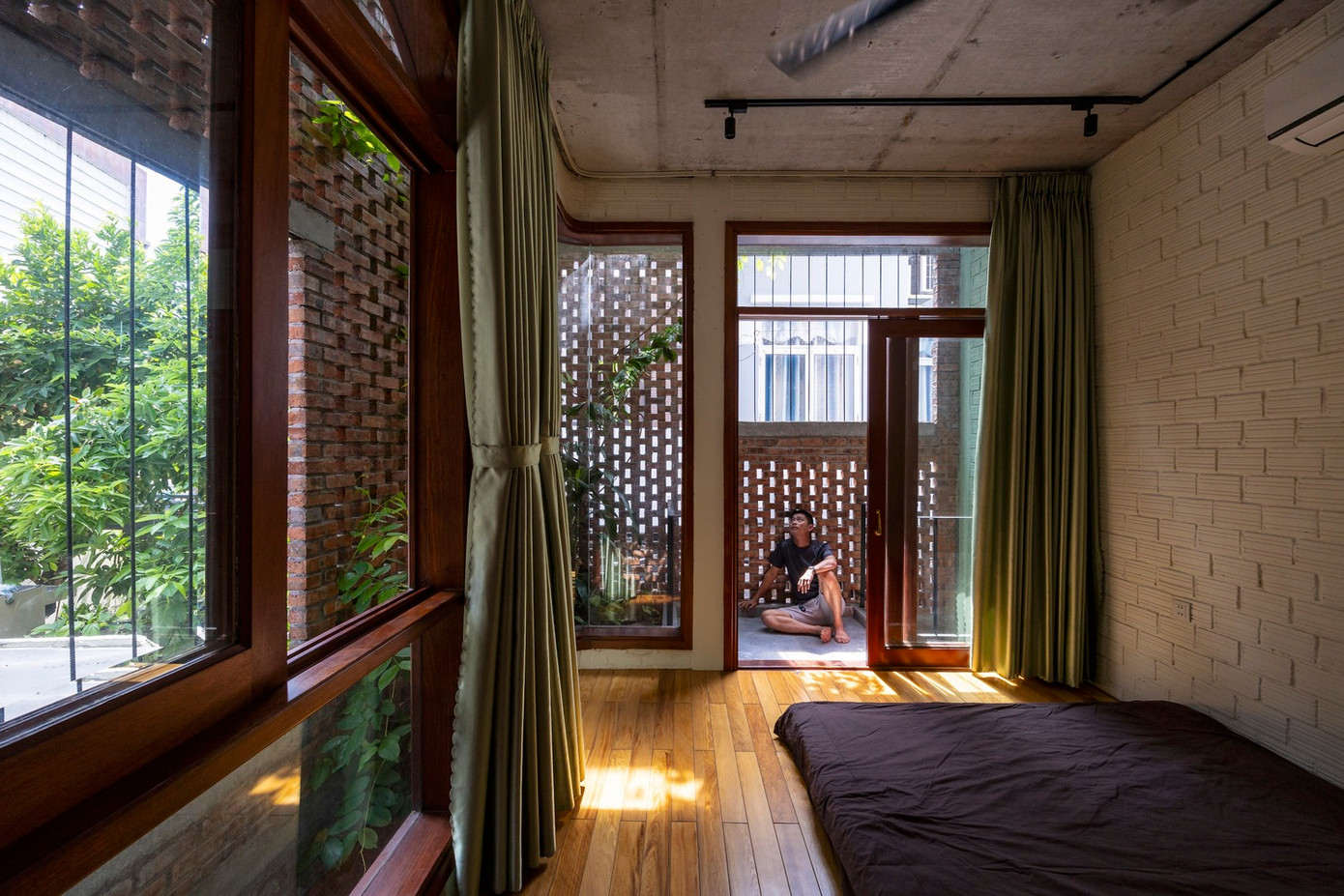 Các khu vực sinh hoạt, nấu ăn và ăn uống được tích hợp thành một không gian đa chức năng, đóng vai trò là khu vực chung cho gia đình. Các khu vực sinh hoạt, nấu ăn và ăn uống được tích hợp thành một không gian đa chức năng, đóng vai trò là khu vực chung cho gia đình.