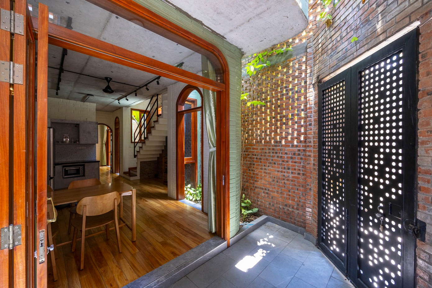 Các khu vực sinh hoạt, nấu ăn và ăn uống được tích hợp thành một không gian đa chức năng, đóng vai trò là khu vực chung cho gia đình. Các khu vực sinh hoạt, nấu ăn và ăn uống được tích hợp thành một không gian đa chức năng, đóng vai trò là khu vực chung cho gia đình.