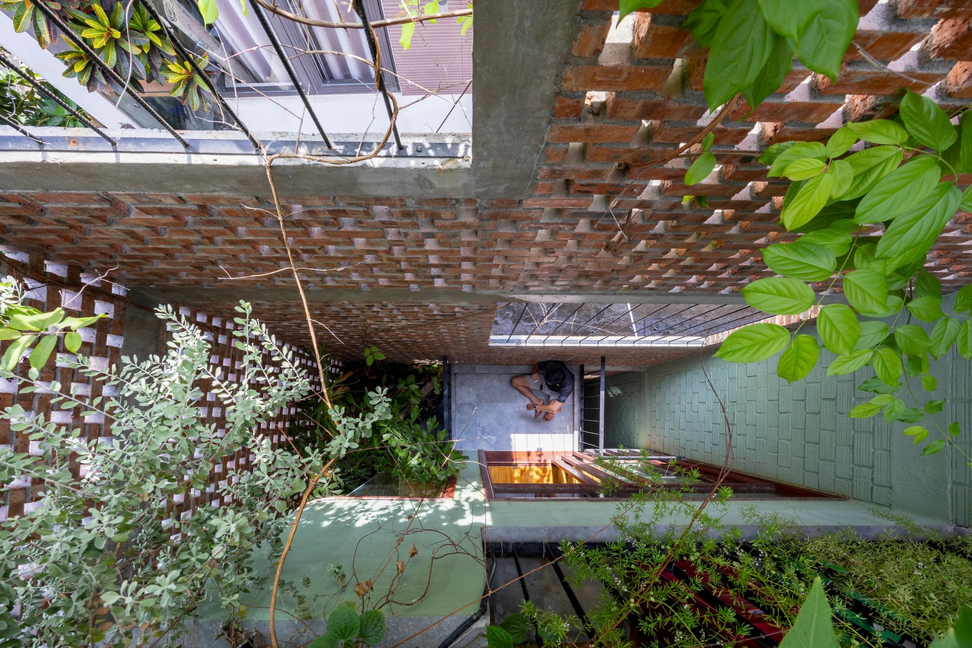 Giếng trời lớn trên mái nhà có thể nhìn thấy từ tầng trệt. Giếng trời lớn trên mái nhà có thể nhìn thấy từ tầng trệt.