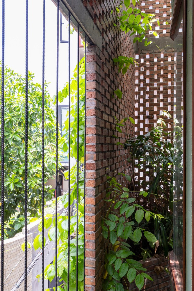 Các bức tường tạo thành các ngóc ngách, khiến ánh sáng và cấu trúc ngôi nhà trở nên thú vị. Các bức tường tạo thành các ngóc ngách, khiến ánh sáng và cấu trúc ngôi nhà trở nên thú vị.