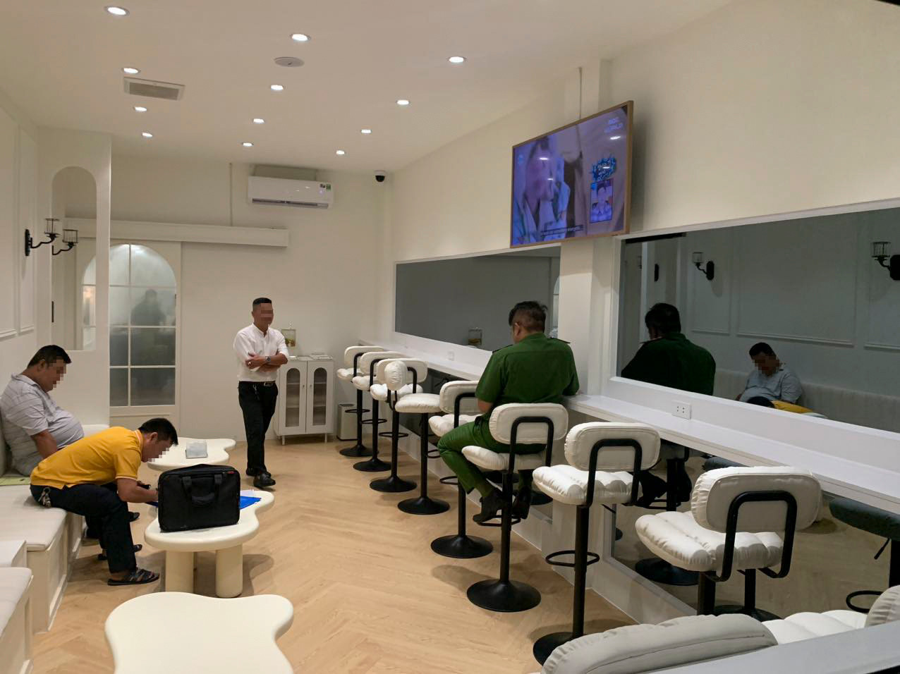 Phòng trắng dành cho khách nữ, tại đây tấm gương phản chiếu hình ảnh khách trong gương