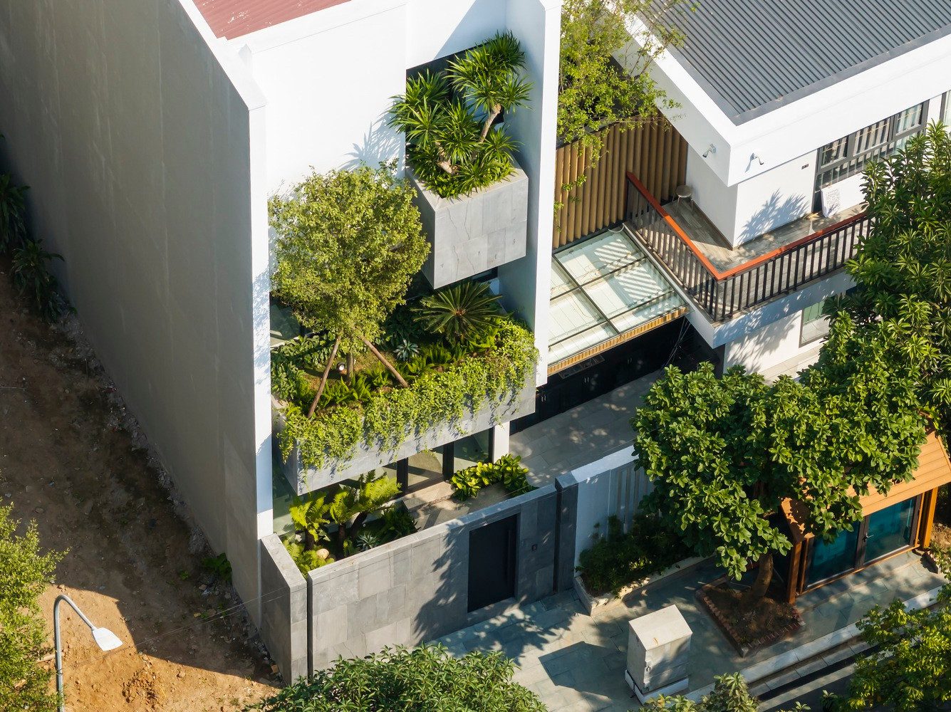 Ngôi nhà này tọa lạc tại trung tâm TP Việt Trì (Phú Thọ), với diện tích 97,5m2. Các kiến trúc sư được đề nghị mở rộng không gian sống của ngôi nhà, đồng thời khắc phục tình trạng nóng bức do khu đất nằm ở hướng Tây.