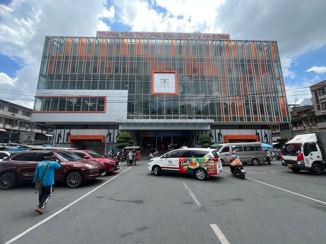 Tiểu thương không mở cửa kinh doanh nên mặt tiền chợ vắng vẻ hẳn so với ngày thường. Tiểu thương không mở cửa kinh doanh nên mặt tiền chợ vắng vẻ hẳn so với ngày thường.