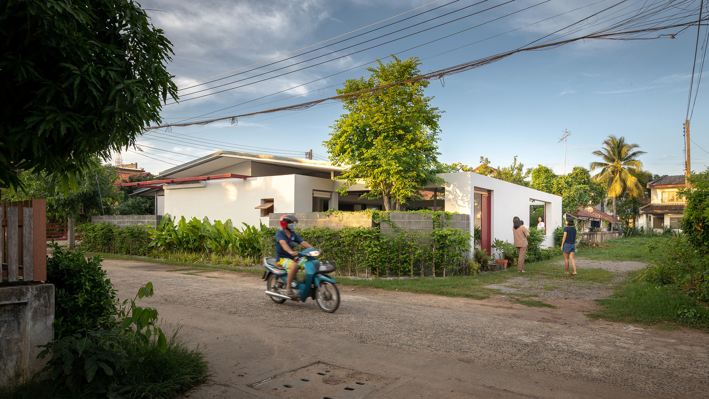 Gia chủ mong muốn các kiến trúc sư tạo ra một ngôi nhà vừa có thể phục vụ nhiều hoạt động tụ họp của gia đình (nấu nướng và dùng bữa chung); đồng thời vừa có không gian riêng tư phục vụ cuộc sống của người chị gái.