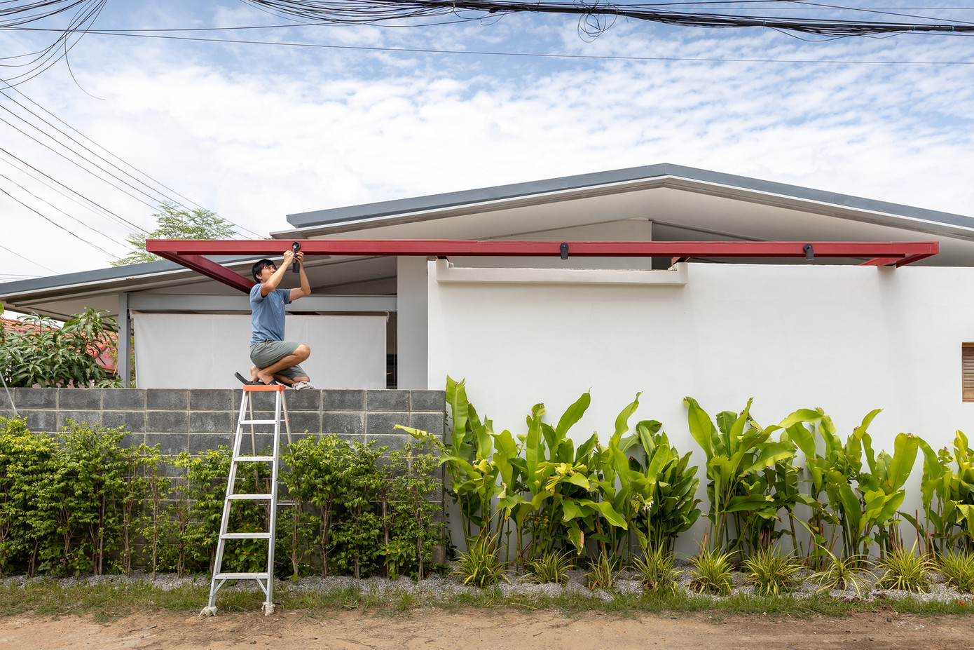 Kiến trúc sư còn tính toán việc xây dựng đơn giản, có tổ chức để tiết kiệm chi phí và sau này, công tác bảo trì ngôi nhà dễ dàng hơn.