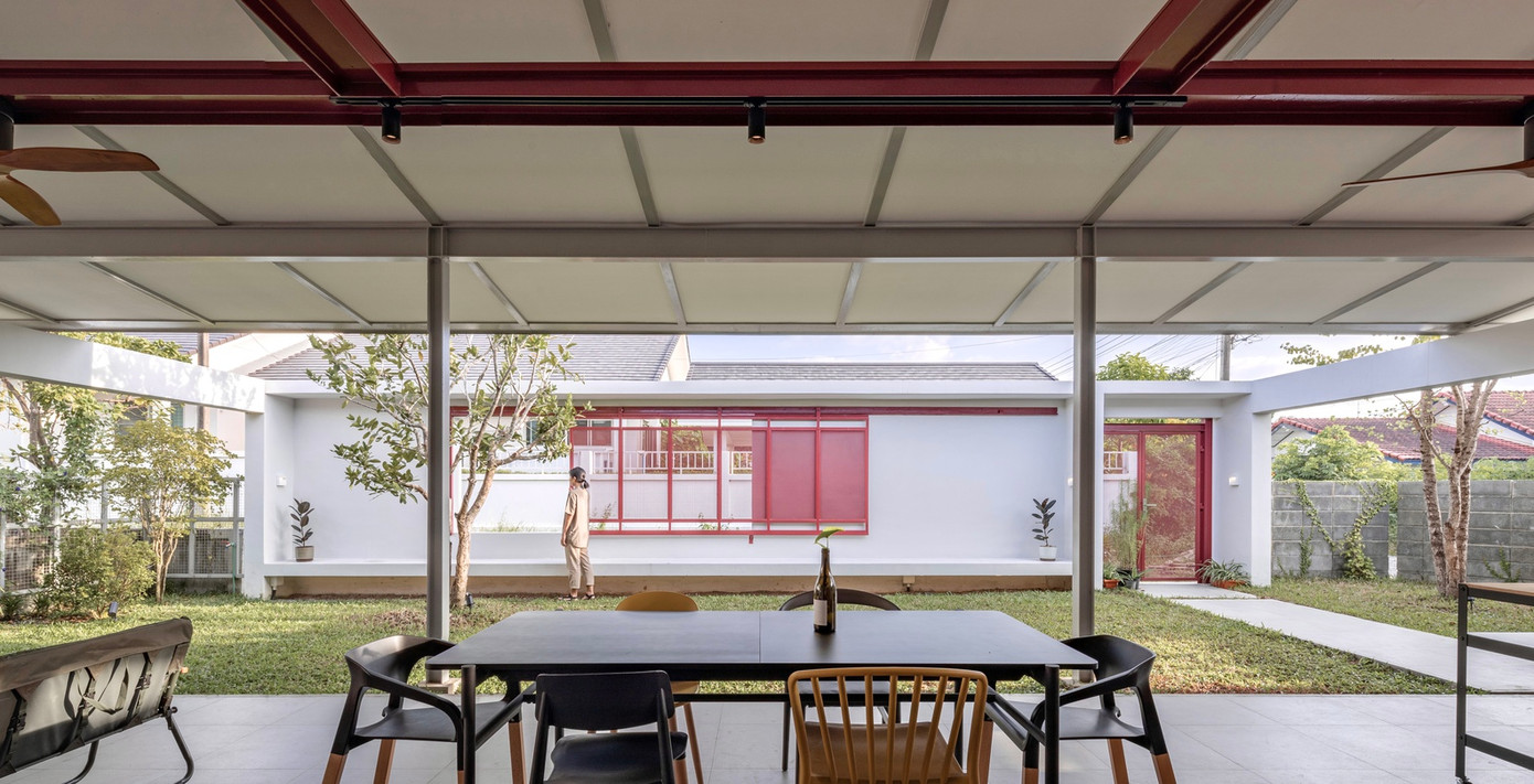 Kiến trúc sư sử dụng hệ thống cửa trượt cho ngôi nhà, phòng khách có thể mở hoàn toàn ra ban công.