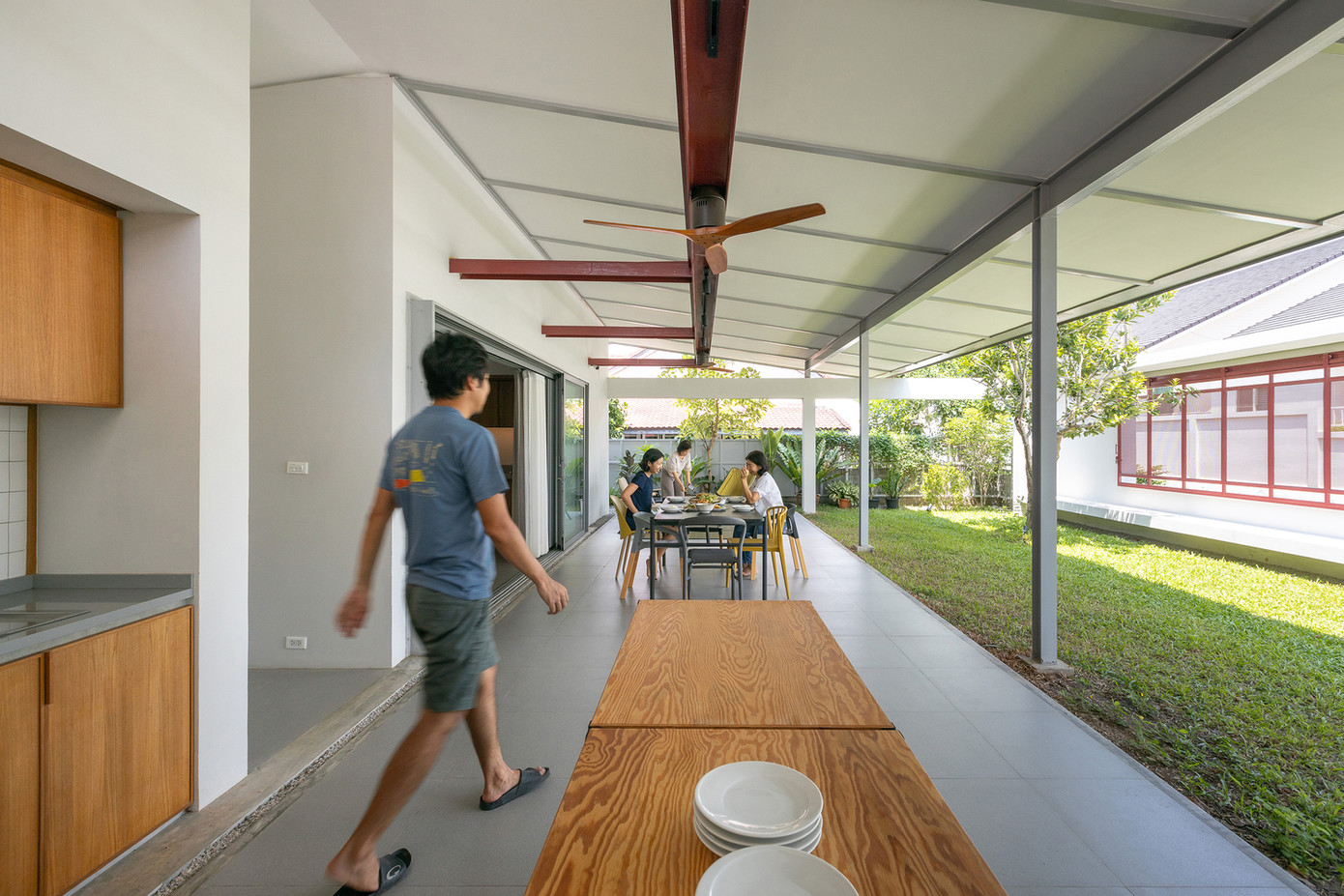 Khu vực thứ hai là một không gian chung rộng rãi, bao gồm bếp ngoài trời và khu vực ăn uống dưới dạng ban công thoáng mát ở hướng Nam.