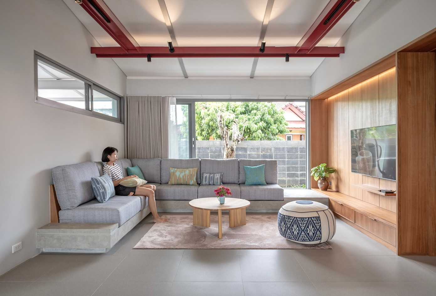 Do đó, kiến trúc sư chia ngôi nhà thành bốn khu vực chính. Đầu tiên là khu vực sinh sống dành cho một người, bao gồm phòng ngủ, phòng tắm, khu vực sinh hoạt và bếp nhỏ gọn nằm ở phía Bắc.