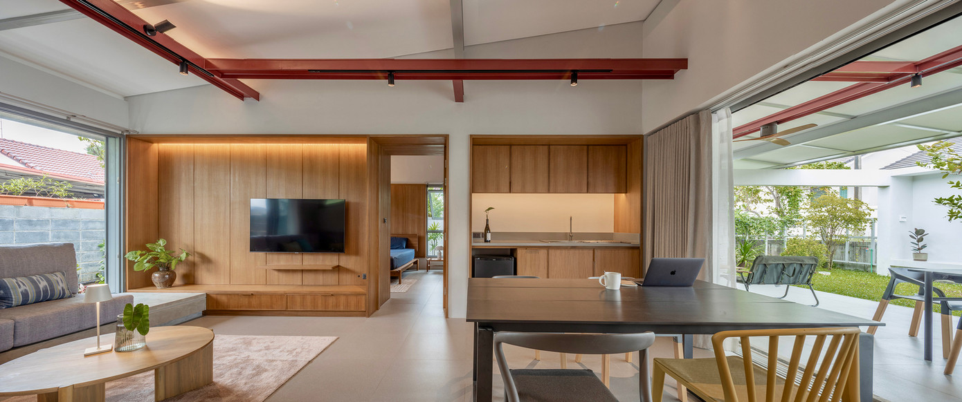 Theo đó, dầm chữ I đóng vai trò là ống dẫn cho nhiều tiện ích khác nhau như hệ thống điện, cáp tín hiệu, quạt trần, camera quan sát và đèn đường. Những yếu tố này được cố ý trưng bày và sơn màu đỏ để nâng cao tính thẩm mỹ đồng thời kết nối liền mạch không gian trong nhà và ngoài trời một cách trực quan.