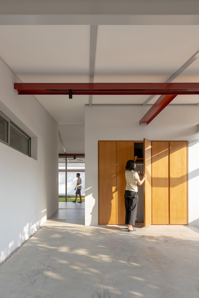 Khu vực thứ tư là nơi để xe, phòng máy bơm, kho chứa đồ, phòng giặt và phòng tắm dành cho khách được đặt ở phía Tây, thông với bếp và ban công. Tất cả các khu vực đều nằm trên một mặt phẳng, để thuận tiện cho việc di chuyển của người già trong nhà.