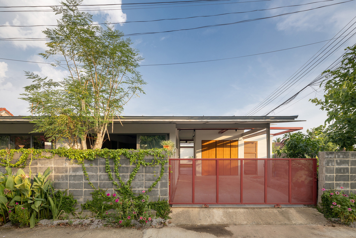 Có thể nói, ngôi nhà này phục vụ mục đích kép, vừa là nơi ở cho một người, vừa là không gian chung cho một gia đình gắn bó sống gần nhau. Do đó, sau khi xây dựng xong, rất nhiều người đã đến chiêm ngưỡng và dành lời khen ngợi về vẻ đẹp và công năng của ngôi nhà.