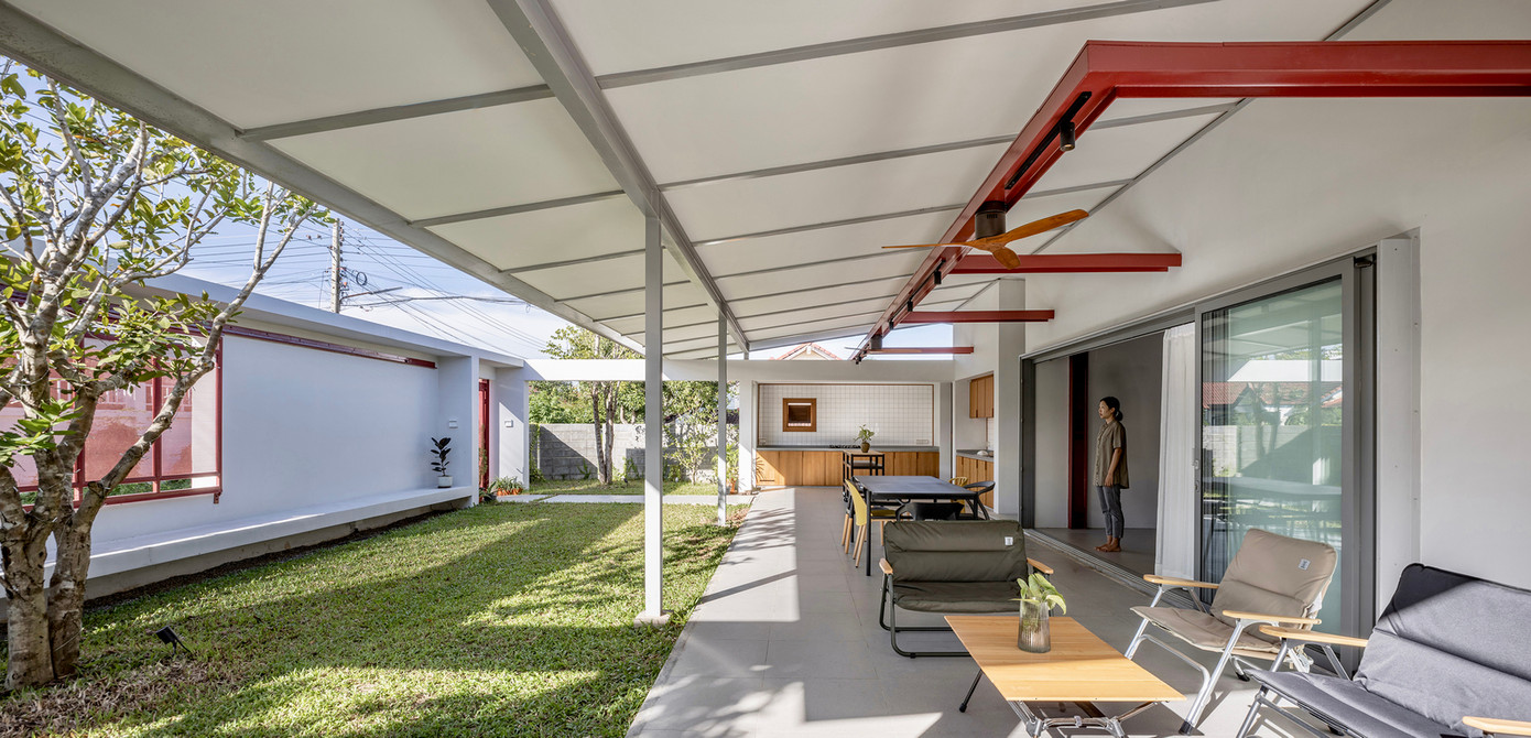 Khu vực thứ ba là khu vườn hướng Nam, nằm ở giữa ban công và tường bao, có cửa ra vào.