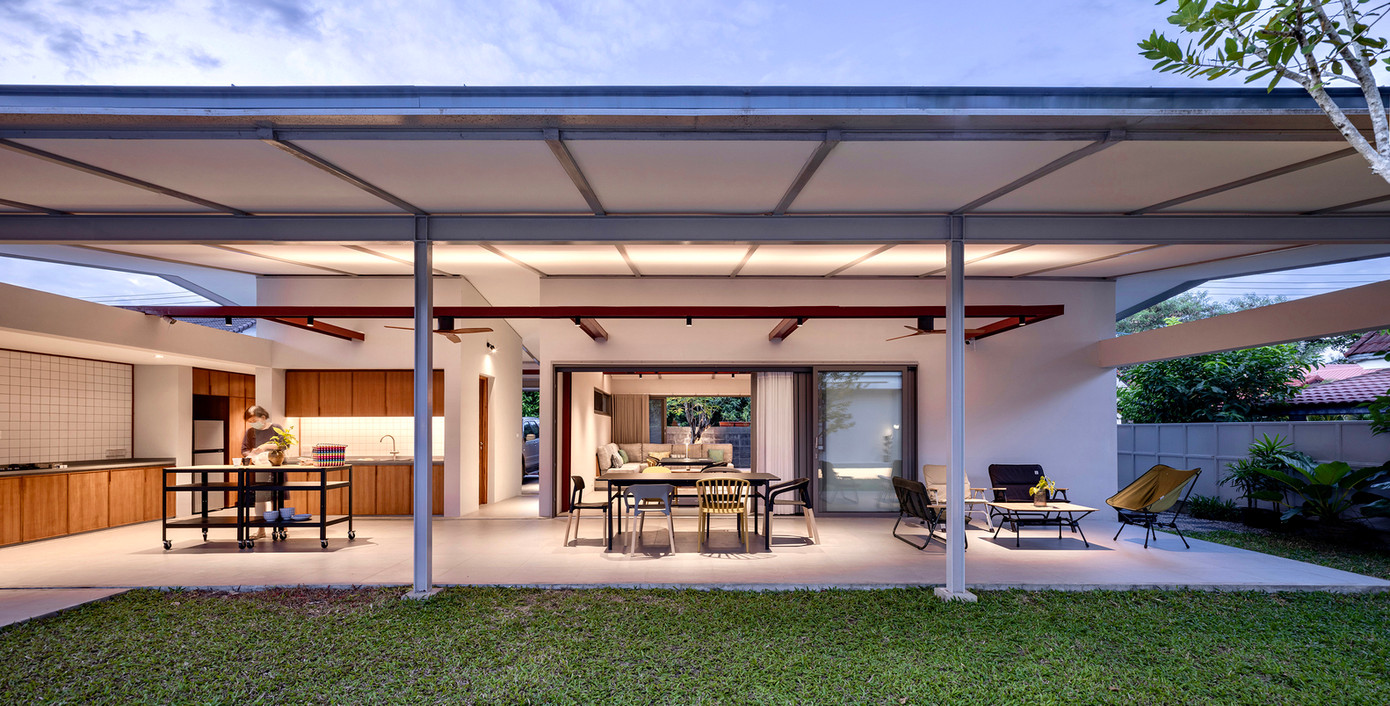 Theo đó, dầm chữ I đóng vai trò là ống dẫn cho nhiều tiện ích khác nhau như hệ thống điện, cáp tín hiệu, quạt trần, camera quan sát và đèn đường. Những yếu tố này được cố ý trưng bày và sơn màu đỏ để nâng cao tính thẩm mỹ đồng thời kết nối liền mạch không gian trong nhà và ngoài trời một cách trực quan.