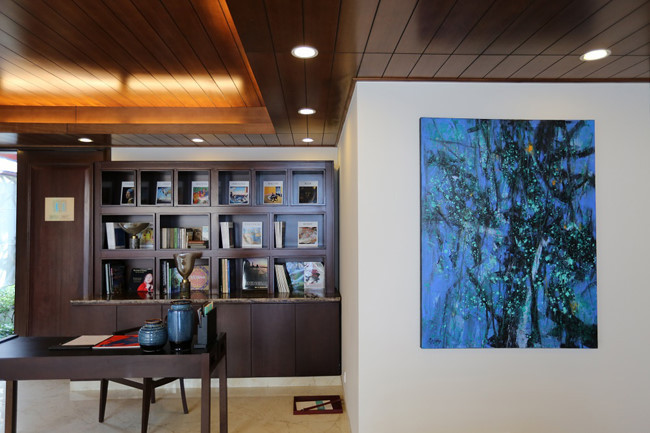 Bên trong khu biệt thự, mỗi căn phòng đều được trang bị nội thất hiện đại, sang trọng và tạo điểm nhấn bằng những tác phẩm hội họa của họa sĩ Việt Nam đương đại.