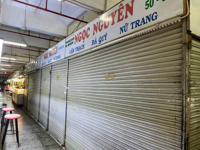 Nhiều sạp kinh doanh vàng đóng cửa. Nhiều sạp kinh doanh vàng đóng cửa.