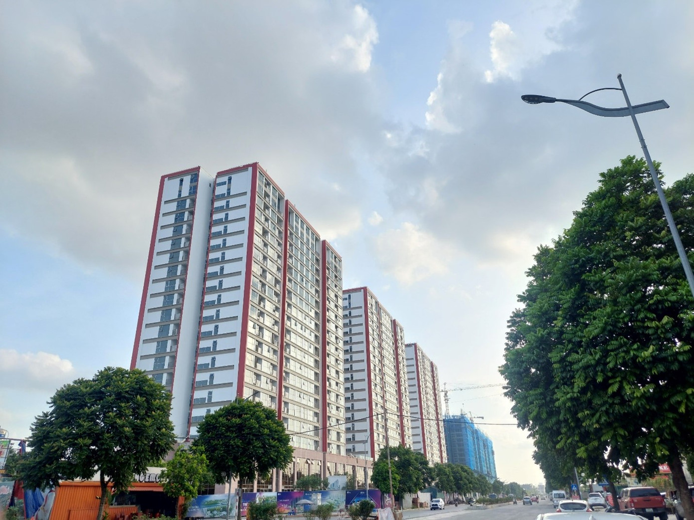 Người dân và doanh nghiệp đang vô cùng mong đợi các luật mới lần này vì sẽ góp phần giúp thị trường phát triển lành mạnh và ổn định hơn. Người dân và doanh nghiệp đang vô cùng mong đợi các luật mới lần này vì sẽ góp phần giúp thị trường phát triển lành mạnh và ổn định hơn.