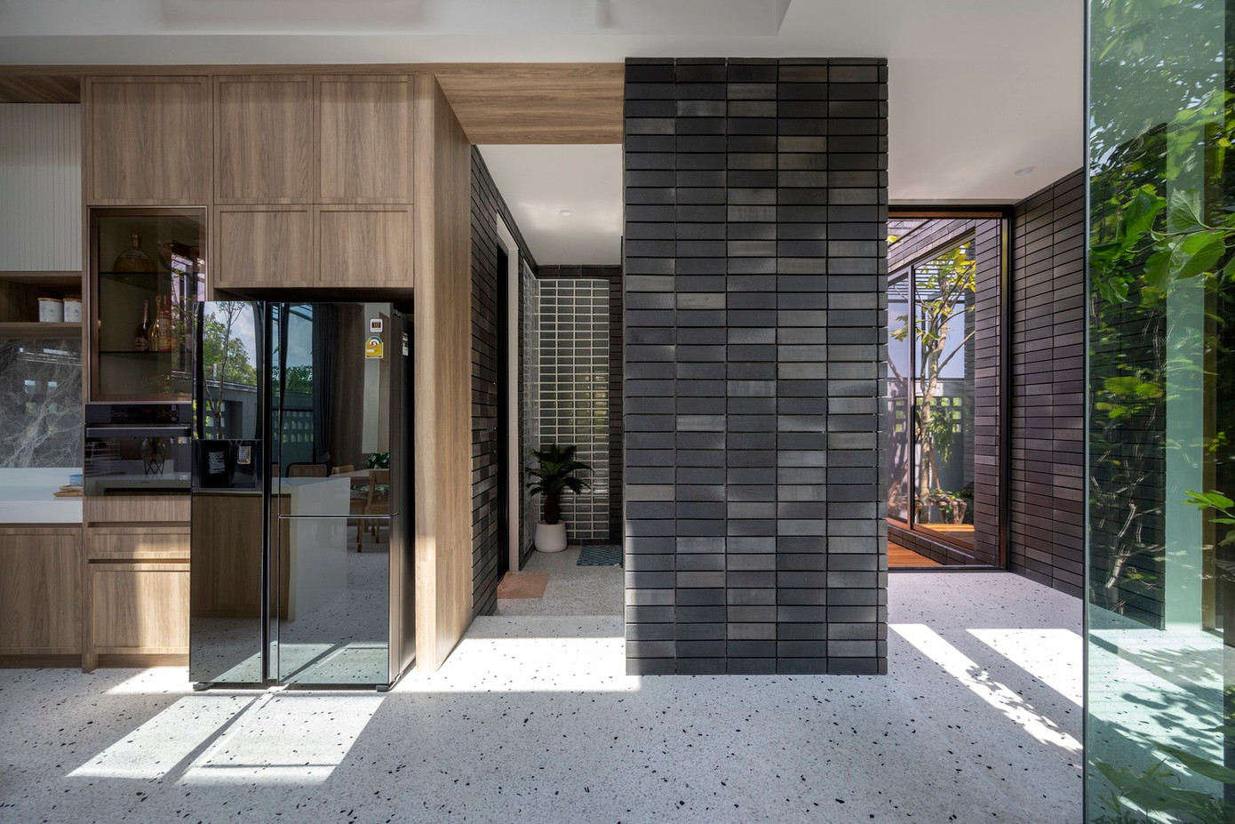 Giếng trời lớn ở phía trên ngôi nhà, giúp làm nổi bật khu vực công cộng và thể hiện sự kết hợp hài hòa với khu vực sinh hoạt.