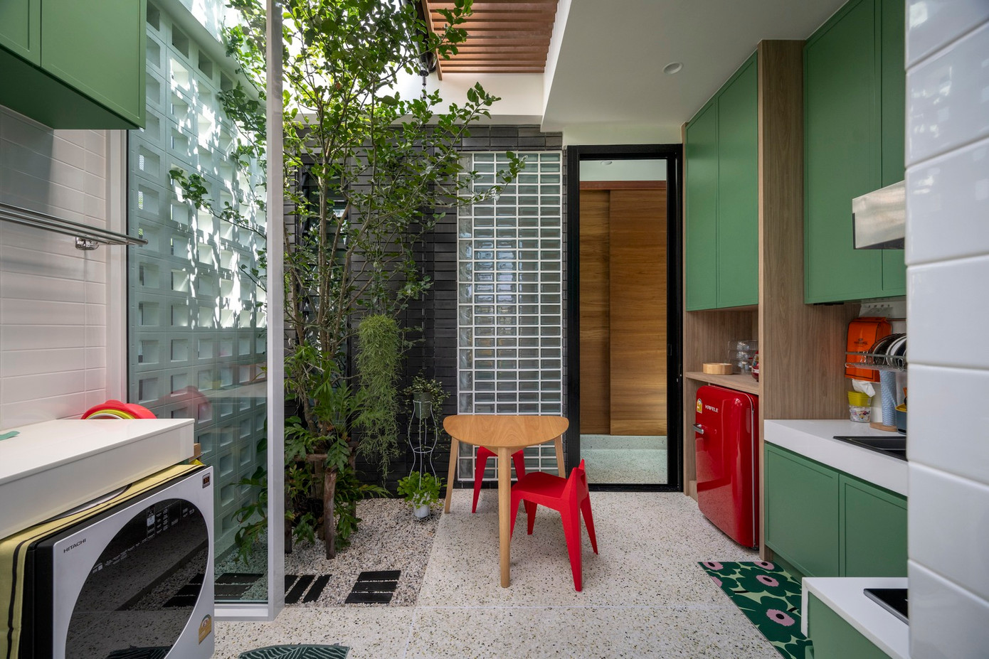 Kiến trúc sư cho rằng, việc xây dựng ngôi nhà này không chỉ tuân thủ lối sống của gia chủ, mà còn tạo ra một môi trường thân thiện giữa con người và cây cối.