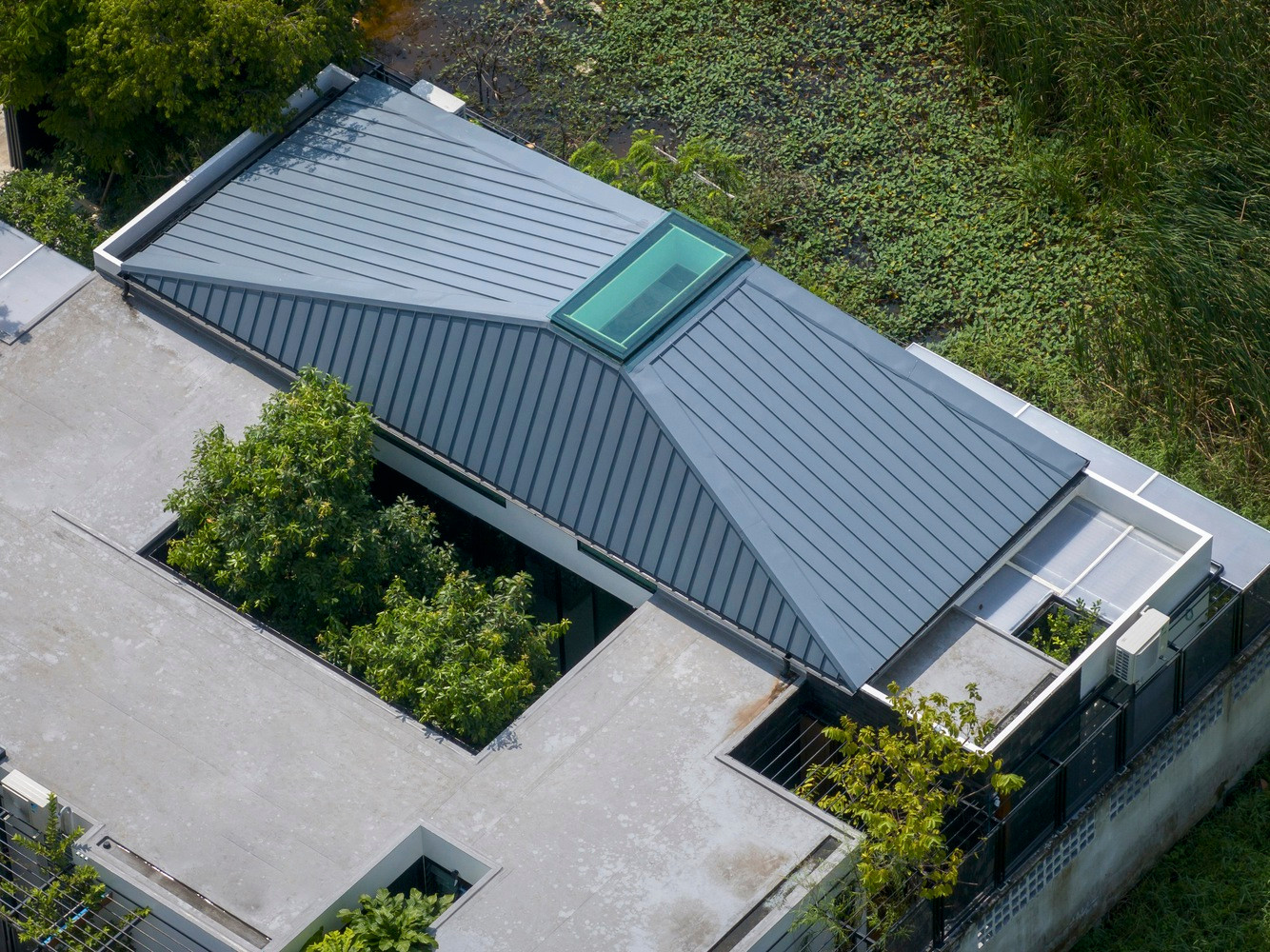 Các sân của ngôi nhà được bố trí nối với các không gian sử dụng. Điều này tạo ra không gian xanh riêng tư cho 3 phòng ngủ và bếp, giúp ngôi nhà luôn thoáng mát và có thể đón nắng cả ngày.