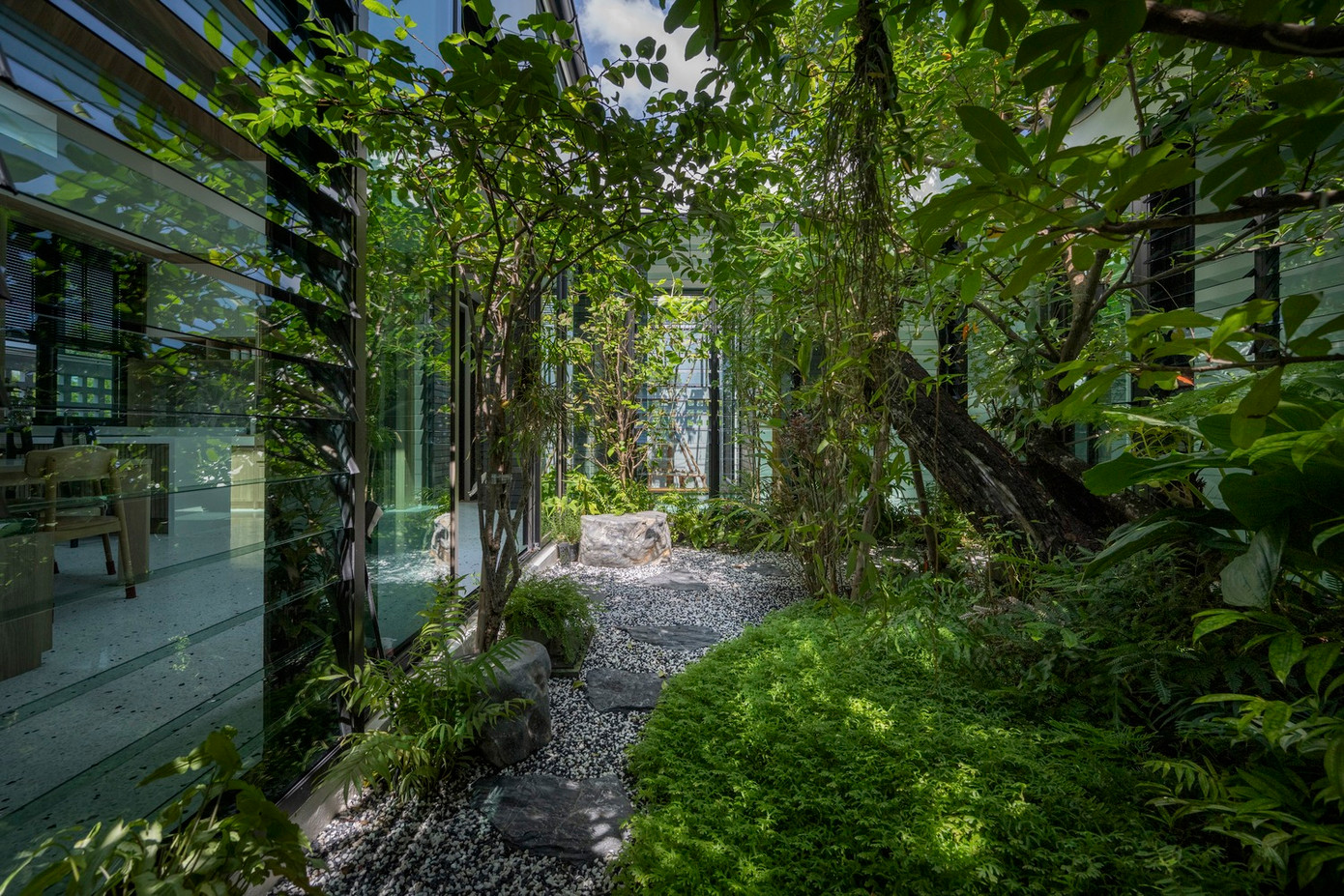 Các sân của ngôi nhà được bố trí nối với các không gian sử dụng. Điều này tạo ra không gian xanh riêng tư cho 3 phòng ngủ và bếp, giúp ngôi nhà luôn thoáng mát và có thể đón nắng cả ngày.