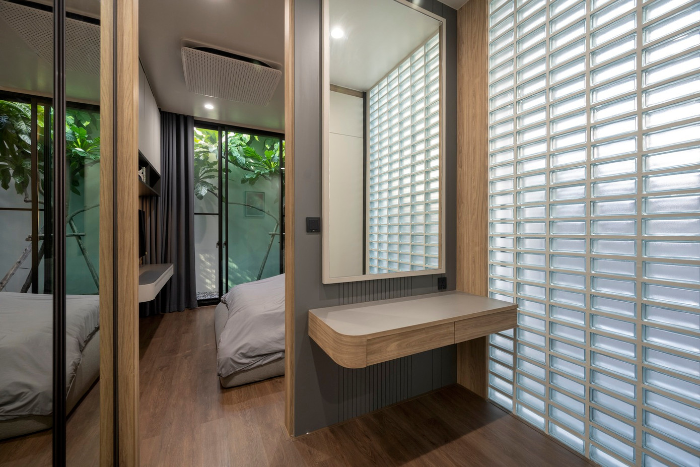 Kiến trúc sư cho rằng, việc xây dựng ngôi nhà này không chỉ tuân thủ lối sống của gia chủ, mà còn tạo ra một môi trường thân thiện giữa con người và cây cối.