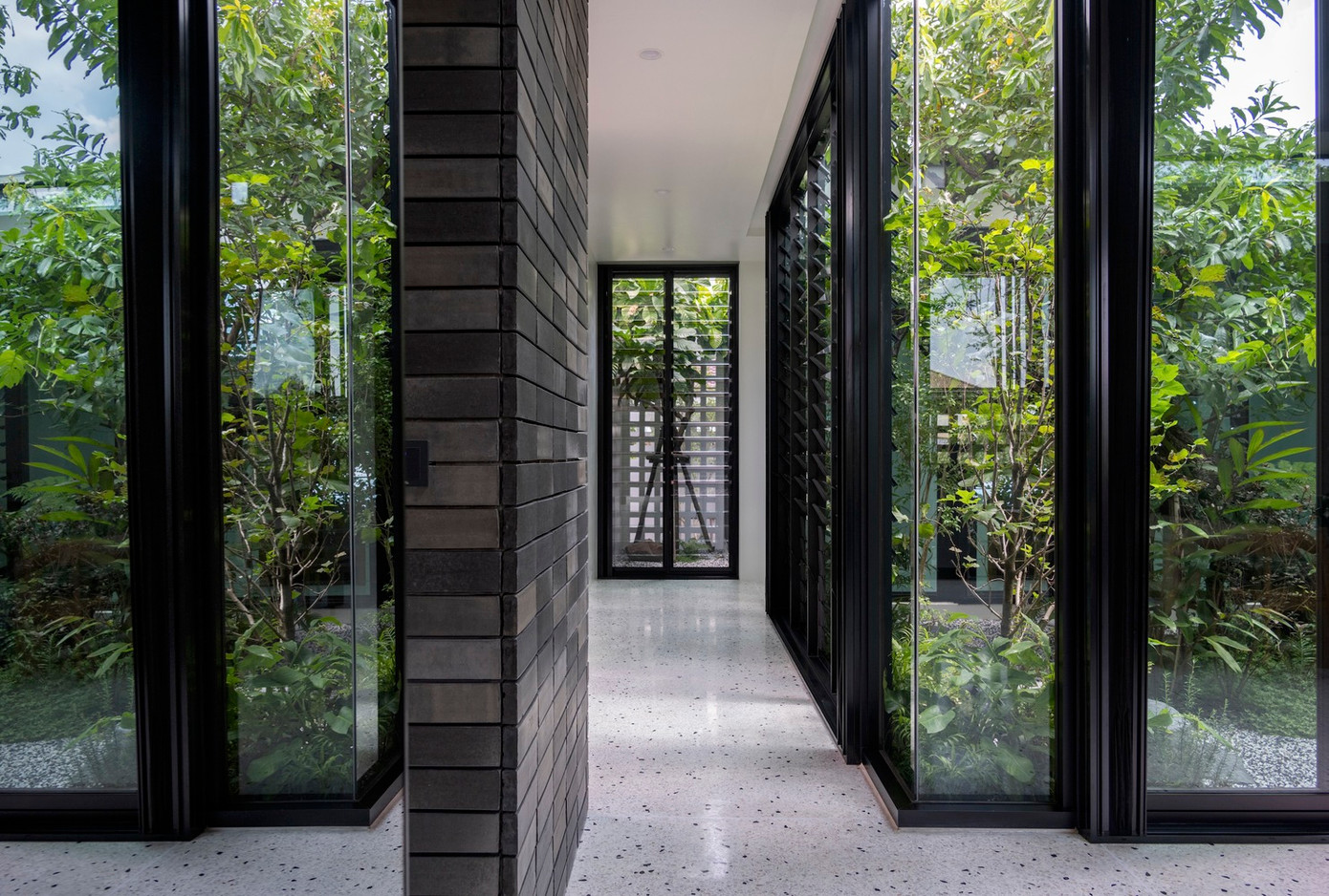 Kiến trúc sư cho rằng, việc xây dựng ngôi nhà này không chỉ tuân thủ lối sống của gia chủ, mà còn tạo ra một môi trường thân thiện giữa con người và cây cối.