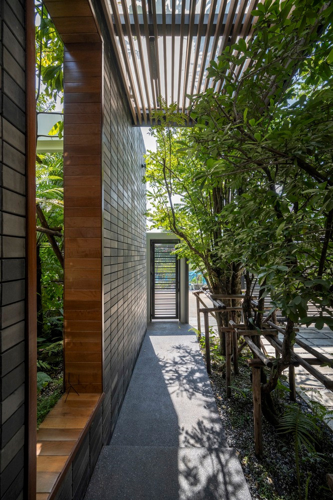 Bức tường màu xám đen giúp giảm bức xạ mặt trời vào một số khu vực của ngôi nhà lúc ban ngày.