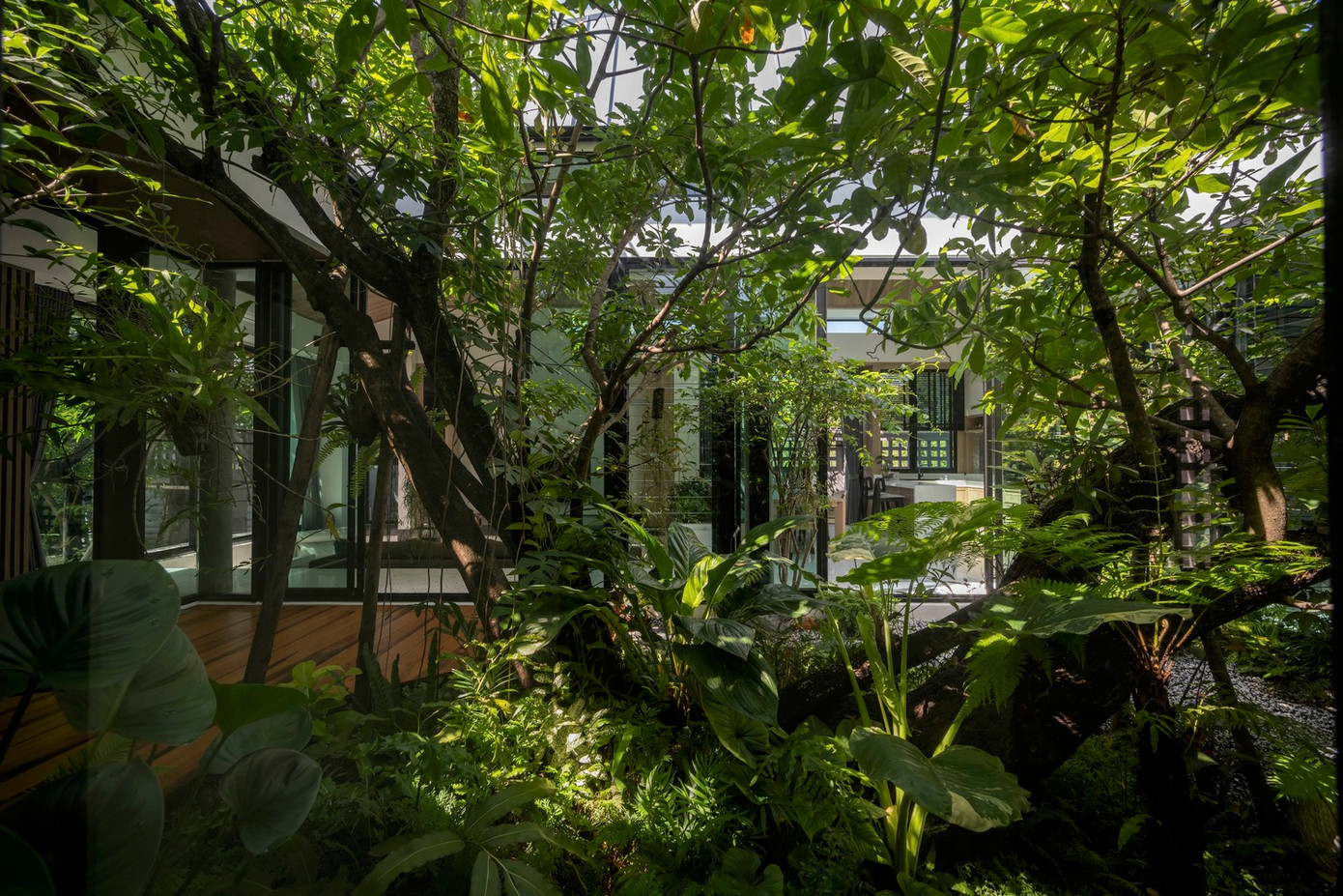 Nhờ có khoảng sân xanh mát nên vào mùa hè, ngôi nhà giảm thiểu được rất nhiều chi phí cho điện năng. Do đó, đây được coi là một trong những mẫu nhà dùng vườn cây để thay cho điều hòa không khí.