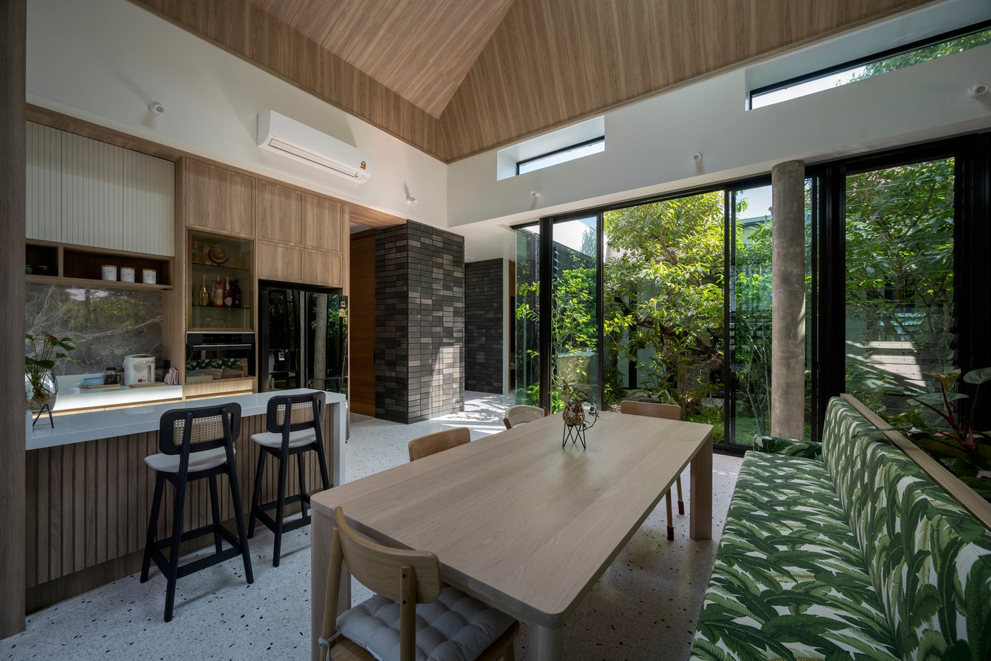 Kiến trúc sư cho rằng, việc xây dựng ngôi nhà này không chỉ tuân thủ lối sống của gia chủ, mà còn tạo ra một môi trường thân thiện giữa con người và cây cối.