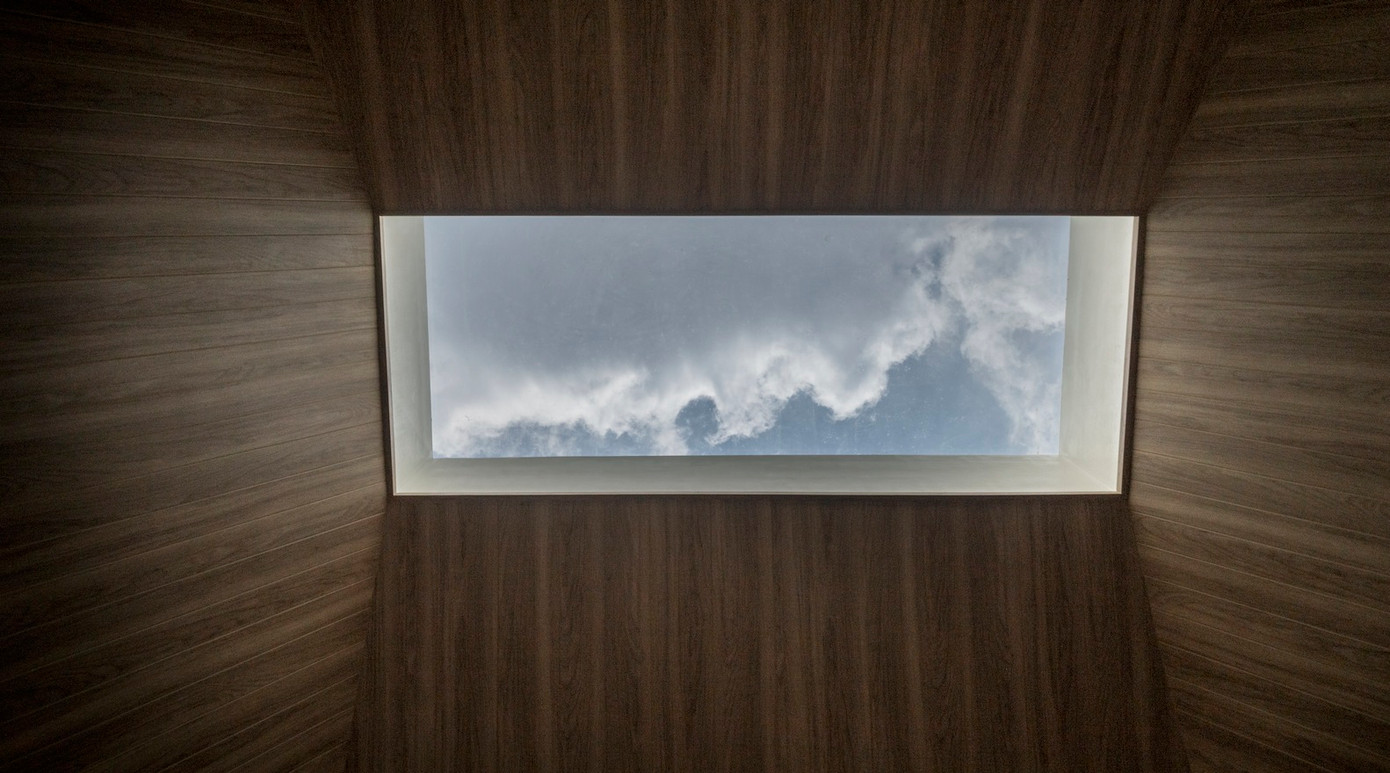 Giếng trời lớn ở phía trên ngôi nhà, giúp làm nổi bật khu vực công cộng và thể hiện sự kết hợp hài hòa với khu vực sinh hoạt.