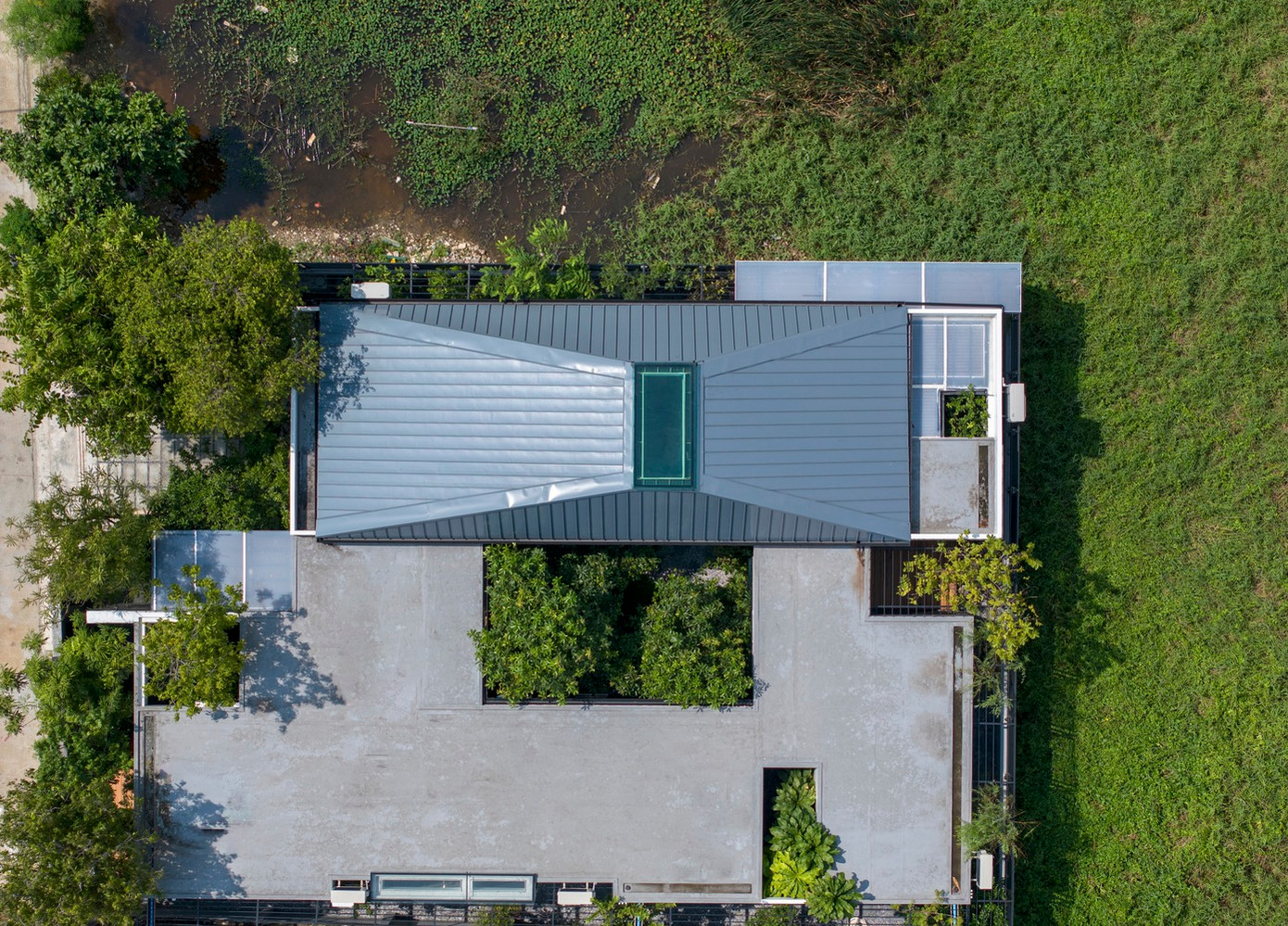 Các sân của ngôi nhà được bố trí nối với các không gian sử dụng. Điều này tạo ra không gian xanh riêng tư cho 3 phòng ngủ và bếp, giúp ngôi nhà luôn thoáng mát và có thể đón nắng cả ngày.