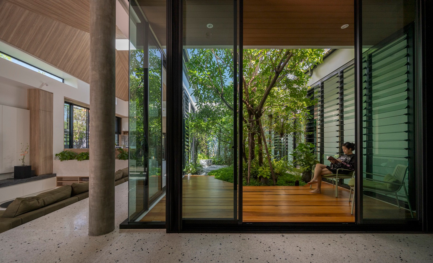 Nhờ có khoảng sân xanh mát nên vào mùa hè, ngôi nhà giảm thiểu được rất nhiều chi phí cho điện năng. Do đó, đây được coi là một trong những mẫu nhà dùng vườn cây để thay cho điều hòa không khí.