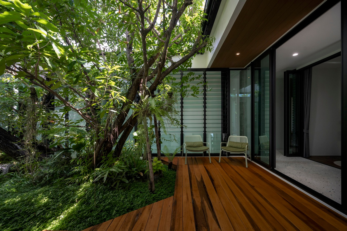 Khu vực công cộng và riêng tư của ngôi nhà được phân bổ riêng biệt ở phía bên trái và bên phải.