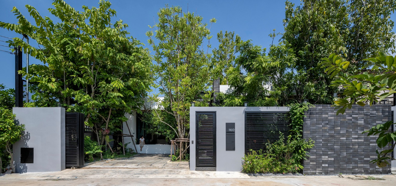 Ngôi nhà này được xây dựng trên khu đất rộng 99 m2, các không gian được phân bổ hài hòa để gia chủ có thể thỏa mãn đam mê trồng cây của mình.