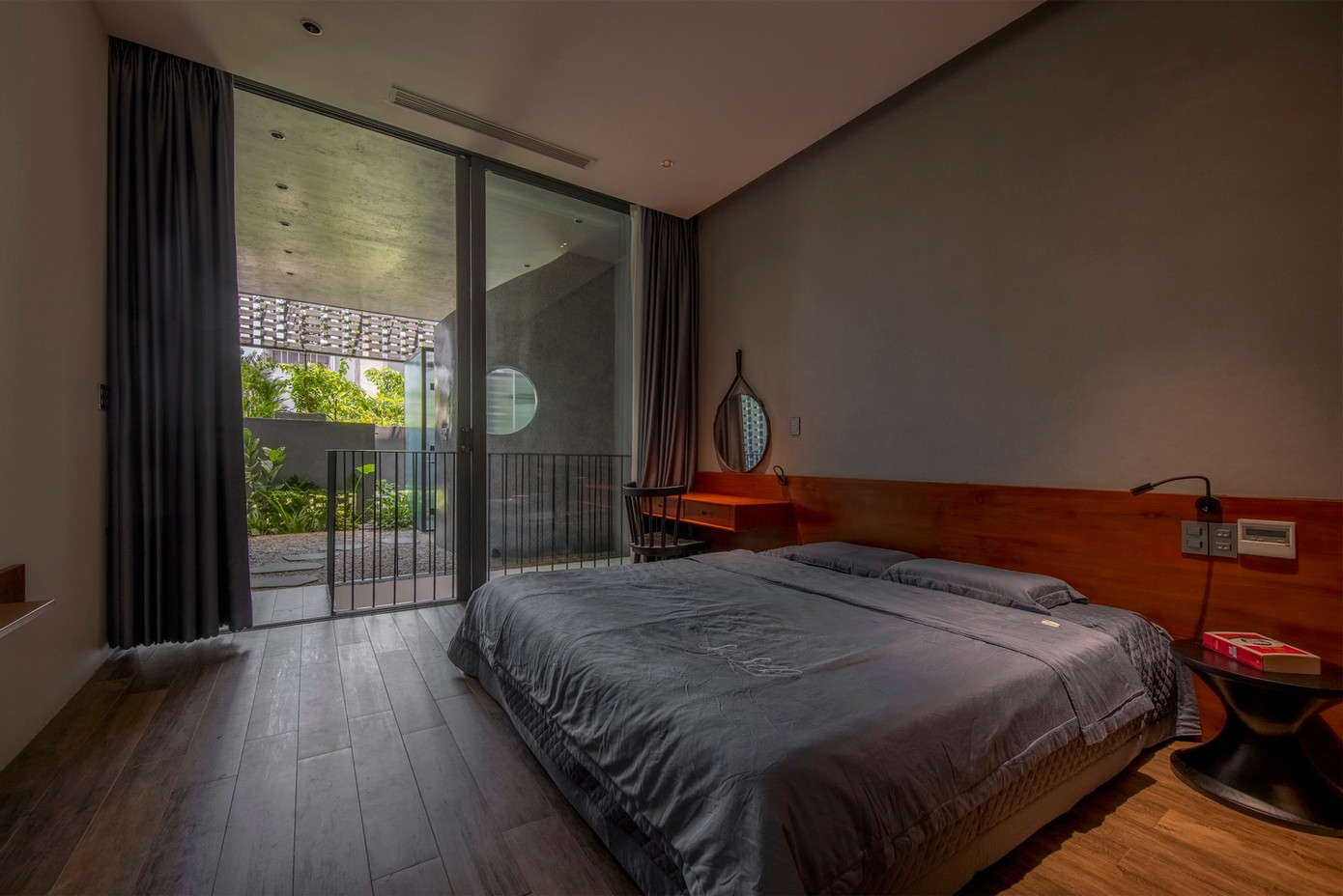 Cấu trúc gạch rỗng vừa giúp che chắn nội thất khỏi ánh nắng trực tiếp, bụi bẩn, tiếng ồn và mưa, vừa cho phép gió mát tự nhiên lưu thông khắp ngôi nhà.