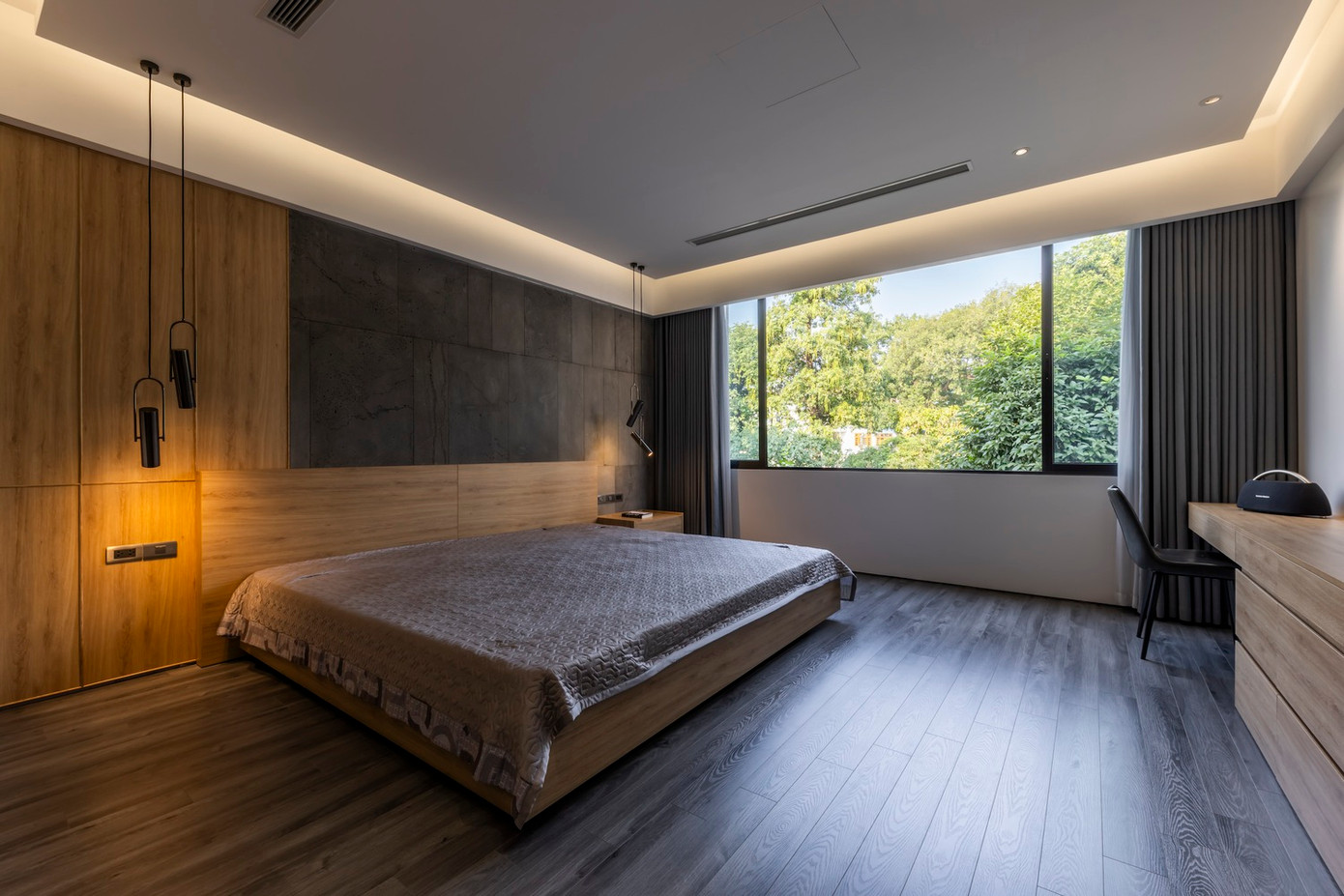 Việc lắp đặt cửa kính mở rộng ở cả hai đầu nhà đã giúp tăng cường không gian xanh và ánh sáng mặt trời xung quanh cho ngôi nhà. Cách tiếp cận này cũng tối đa hóa ánh sáng tự nhiên và hỗ trợ tiết kiệm năng lượng.