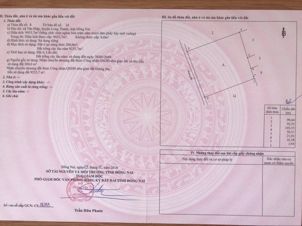 Theo luật sư, nếu một sổ đỏ bị sai cả thông tin về vị trí, dẫn đến sai thông tin về diện tích mà nếu chỉ áp dụng thủ tục cấp đổi hoặc đính chính sẽ không giải quyết được gốc rễ của vấn đề là diện tích bị sai. (Ảnh: Internet) Theo luật sư, nếu một sổ đỏ bị sai cả thông tin về vị trí, dẫn đến sai thông tin về diện tích mà nếu chỉ áp dụng thủ tục cấp đổi hoặc đính chính sẽ không giải quyết được gốc rễ của vấn đề là diện tích bị sai. (Ảnh: Internet)