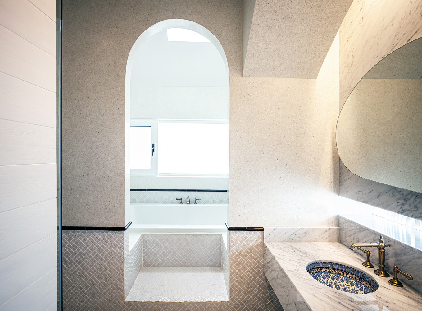 Tuy hình thức và không gian đều được thiết kế đơn giản, nhưng từng chi tiết, vị trí đặt cạnh nhau của từng chất liệu lại được sắp xếp hài hòa, thể hiện được cá tính của gia chủ.