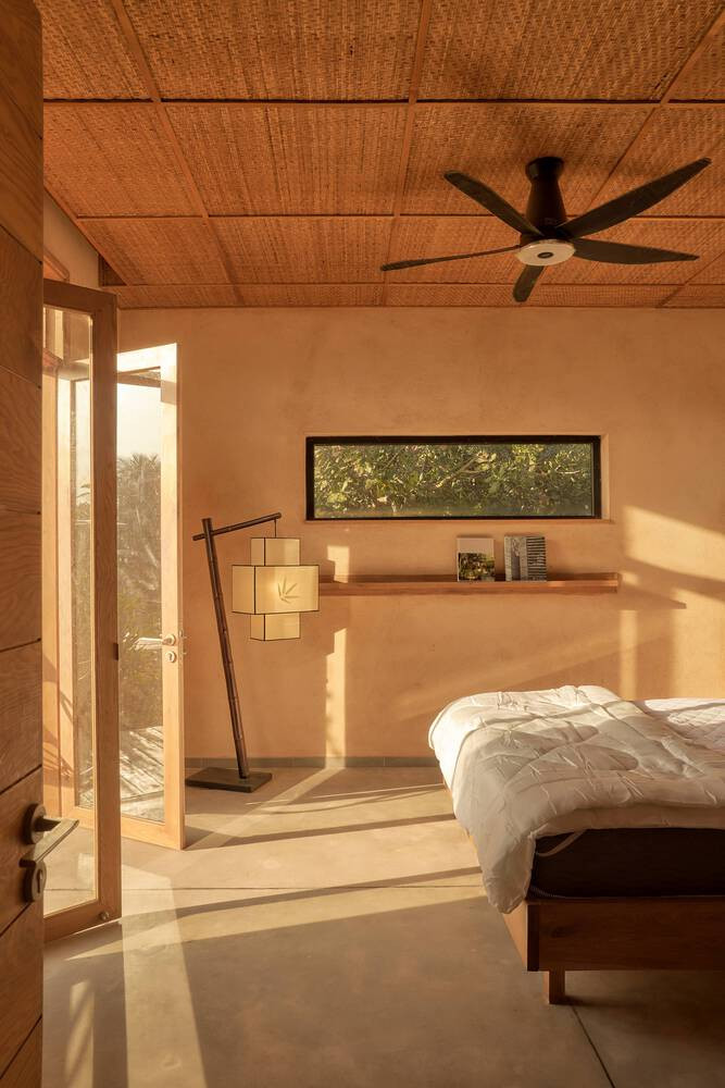 Ở lối vào phía trước, kiến trúc sư bố trí gara, đồng thời là phòng tiện ích, cùng với khu vườn riêng dành cho phòng ngủ chính.