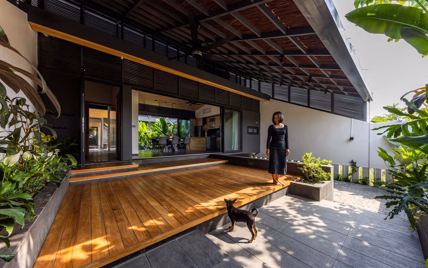 Các đặc điểm như sân, hiên và hành lang, đặc trưng của kiến trúc theo mùa nhiệt đới, đóng vai trò là không gian chuyển tiếp giữa khu vực trong nhà và ngoài trời, giảm thiểu bức xạ nhiệt vào các khu vực sinh hoạt chính.