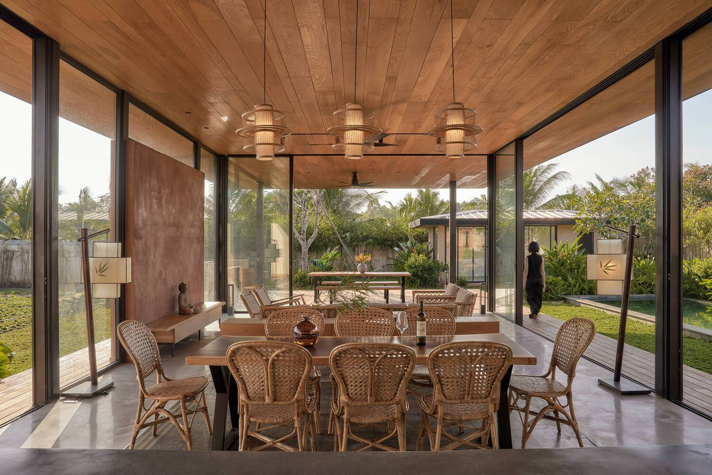 Cửa trượt cho phép đóng cửa nhà khi cần thiết nhưng nhìn chung không gian này được thông gió tự nhiên, giảm thiểu tiêu thụ năng lượng.